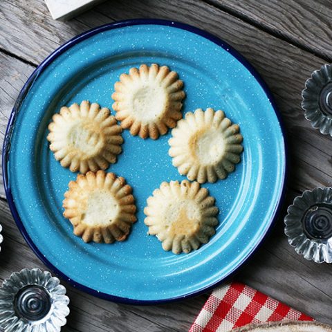 Sandbakkels recipe: Traditional Norwegian cookies made in sandbakkelse tins. Click through for recipe!