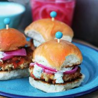 Spicy honey cauliflower sliders: Vegetarian sliders with ALL the flavor. Click through for recipe!