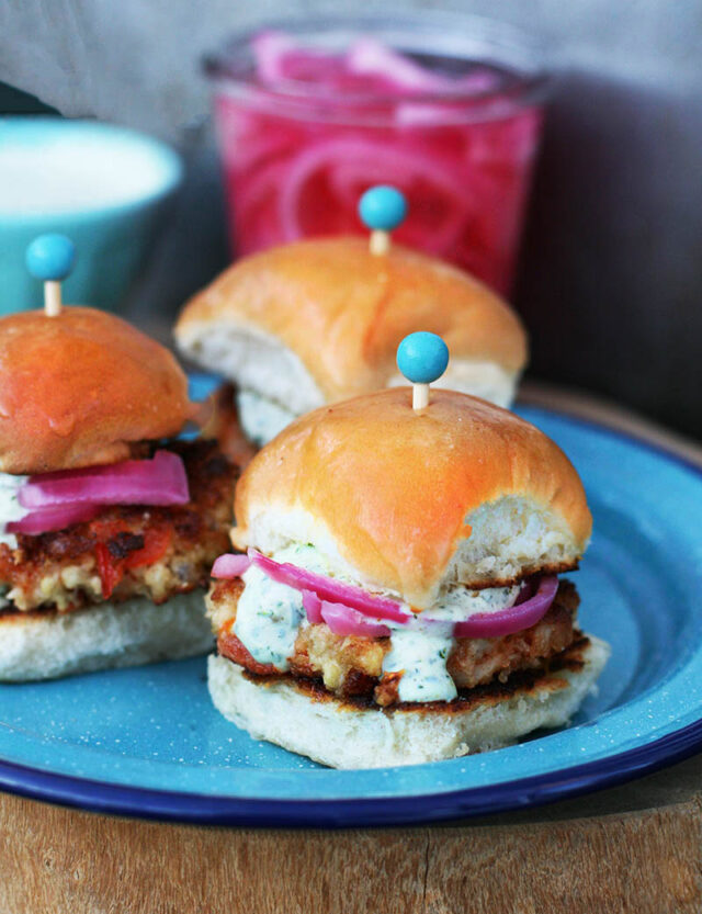 Spicy honey cauliflower sliders: Vegetarian sliders with ALL the flavor. Click through for recipe!