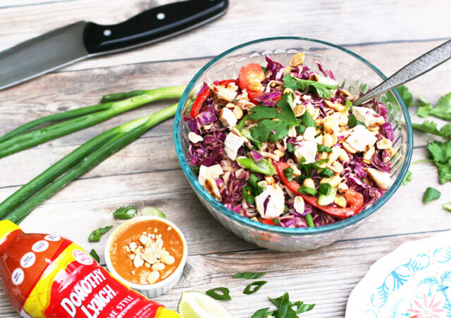 Erdnuss-Ramen-Salat mit hausgemachter Erdnusssauce.  Klicken Sie sich durch für das Rezept!