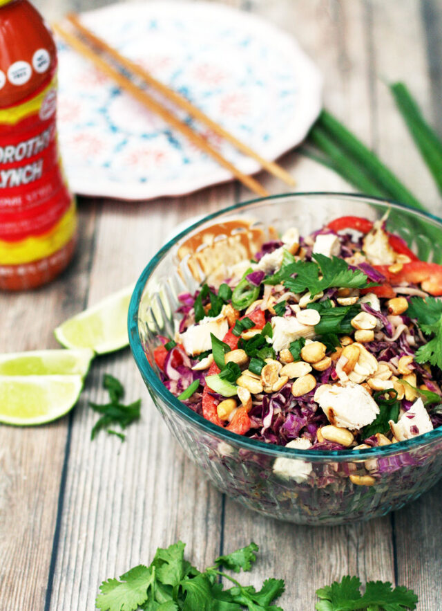 Zemesriekstu ramen salātu recepte: ideāli piknika salāti ar vienkāršu, garšīgu zemesriekstu mērci!