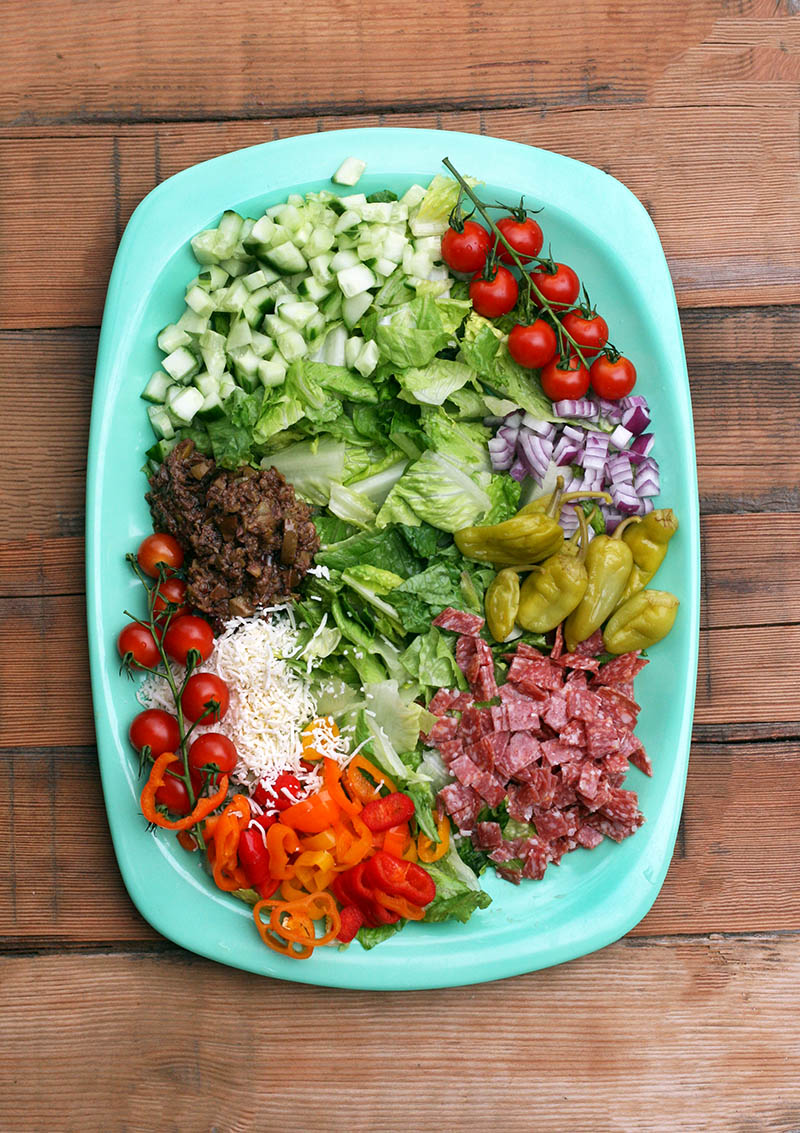 Sasmalcināti itāļu salāti: šajos salātos ir VISS LABĀS mantas!  Noklikšķiniet, lai iegūtu recepti!