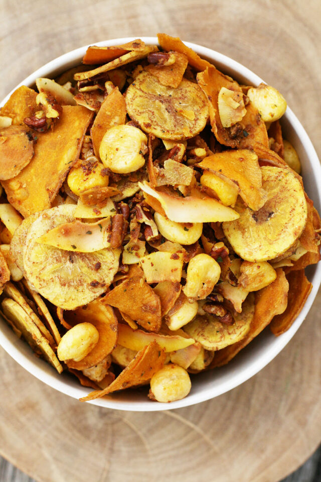 Gluten-free ranch snack mix: This snack mix is addictive and made with healthy ingredients!