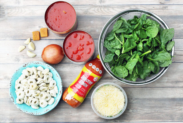How to make spinach tomato tortellini soup! Click through for recipe.