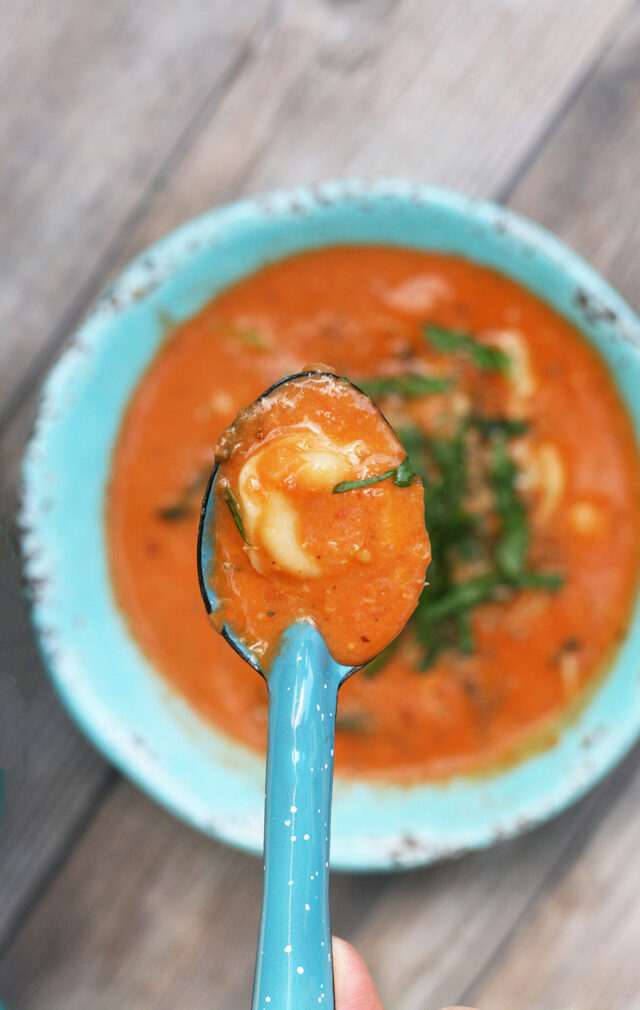 Spinach tomato tortellini soup: So much flavor, so easy to make!