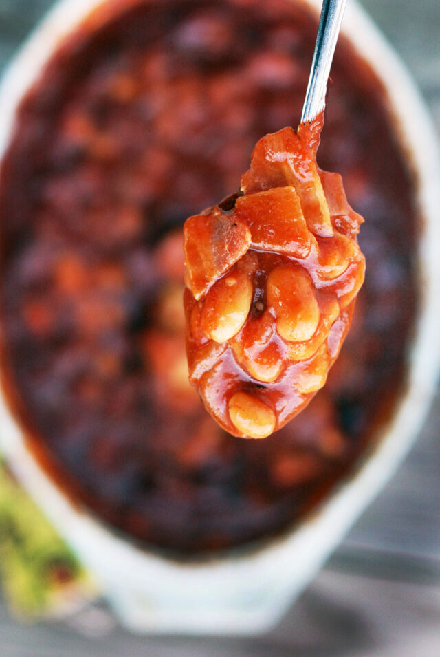 Potluck (or picnic) baked beans recipe: Click through for this meaty baked bean recipe!