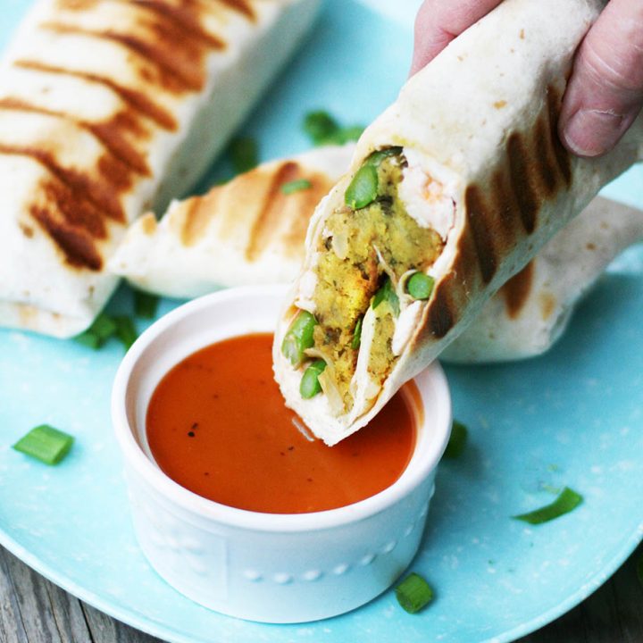 Thanksgiving leftover burritos with Dorothy Lynch Dressing & Condiment on the side. Click through for recipe!