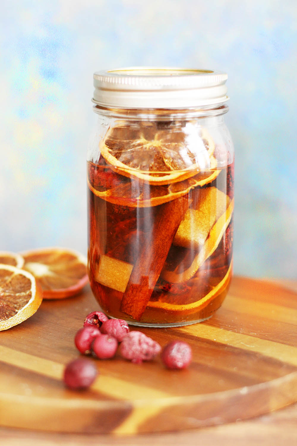 DIY cocktails in a jar: Dried fruit and spices + alcohol = a homemade cocktail at home!