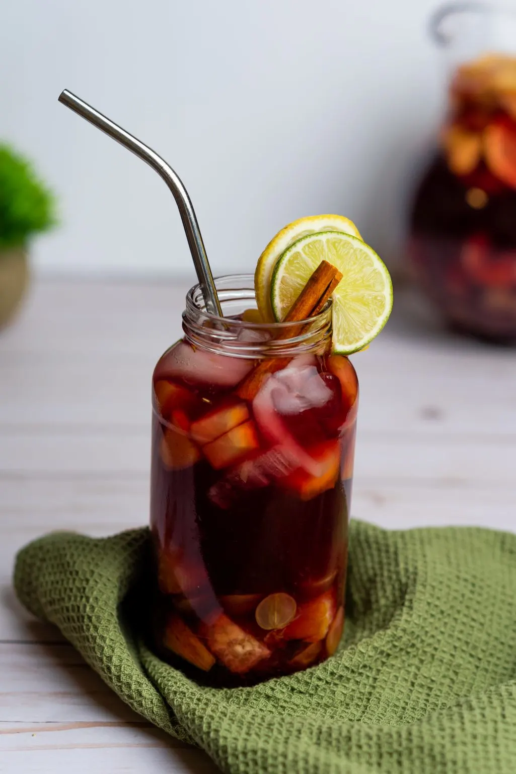 Sangria in a jar: Give your recipient a fruity homemade drink - in a convenient jar!
