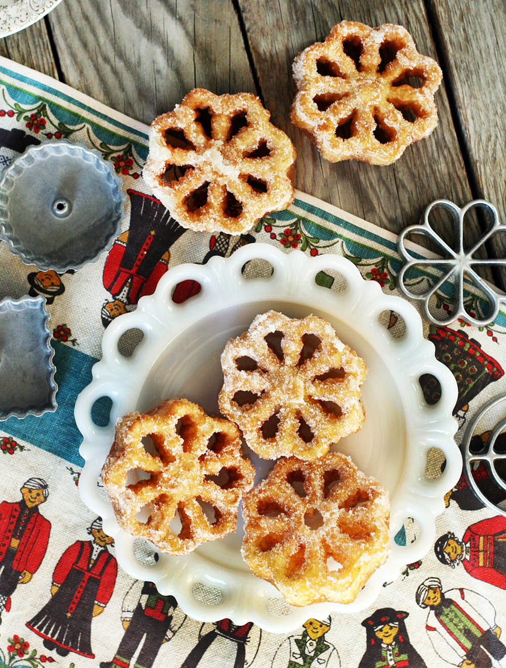 Norwegian rosettes: Crispy, deep fried pastries coated in sugar. 