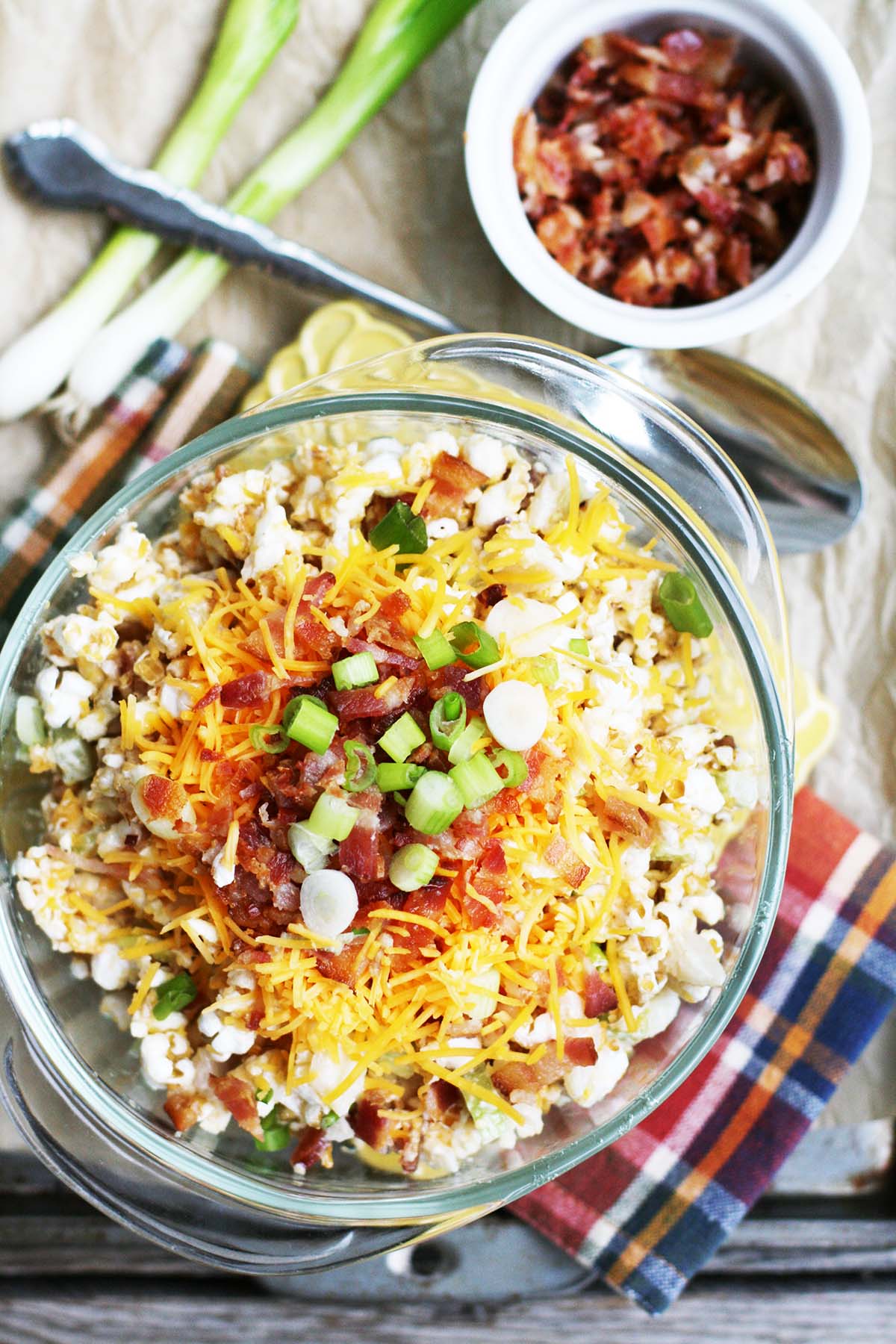 Insalata di popcorn: i popcorn prendono il posto della pasta in questa insalata da picnic e amante del potluck.
