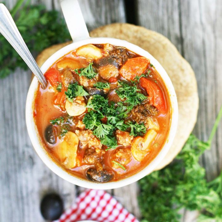 Pizza stew: All the pizza flavor in a thick, veggie-packed stew! Click through for recipe.