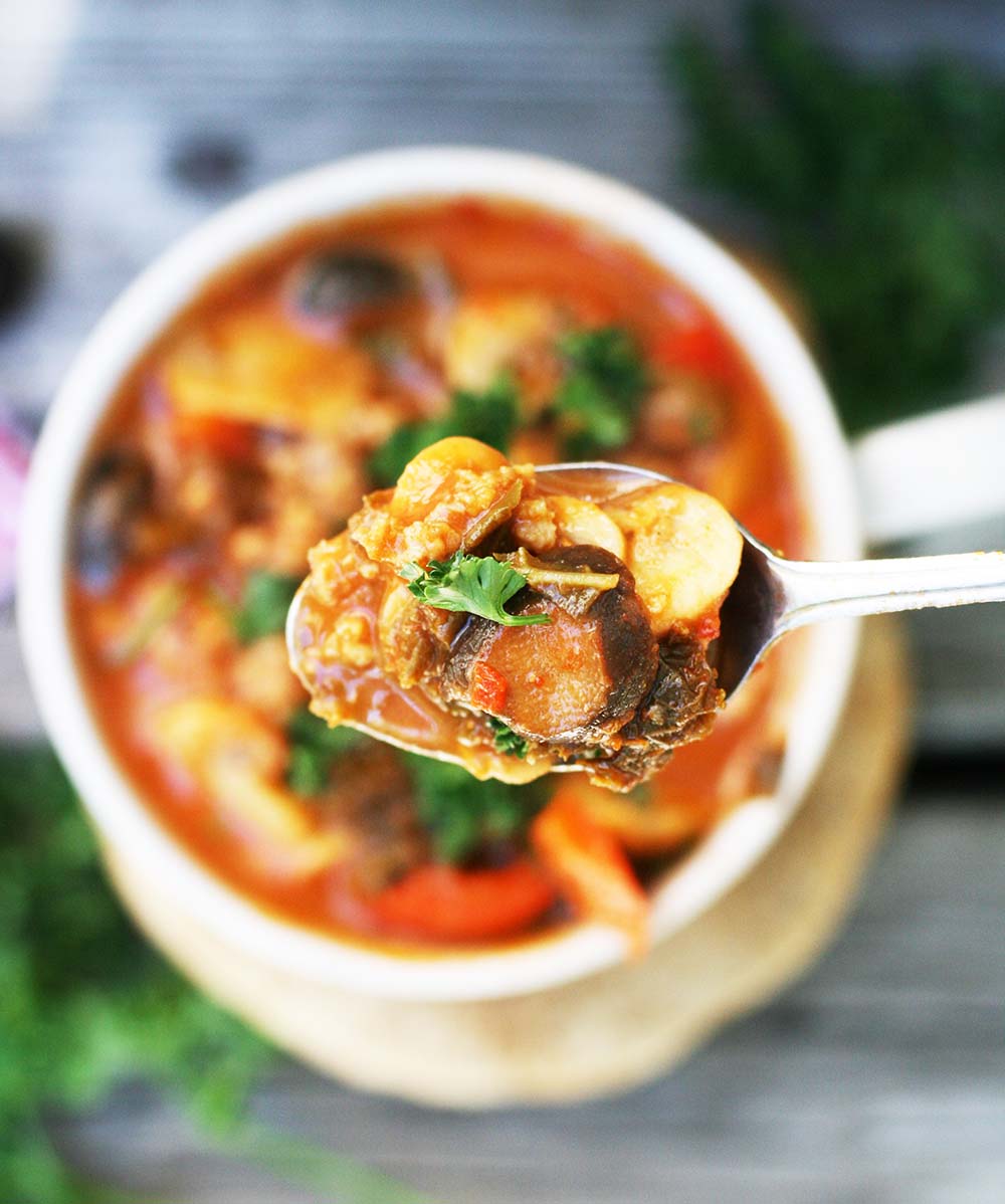 Pizza stew: Get your pizza fix in a totally healthy way. This stew is packed with veggies, sausage, and all the pizza flavors.