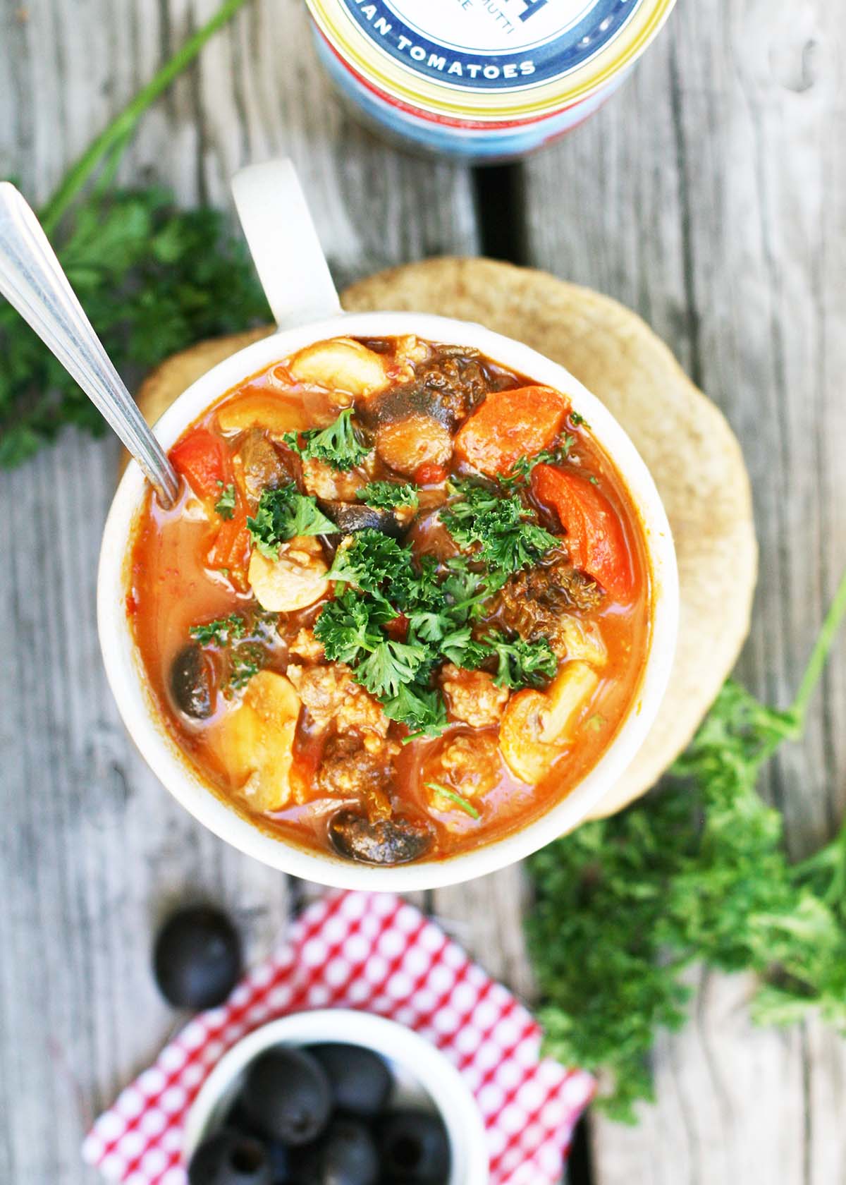 Pizza stew: All the pizza flavor in a thick, veggie-packed stew! Click through for recipe.
