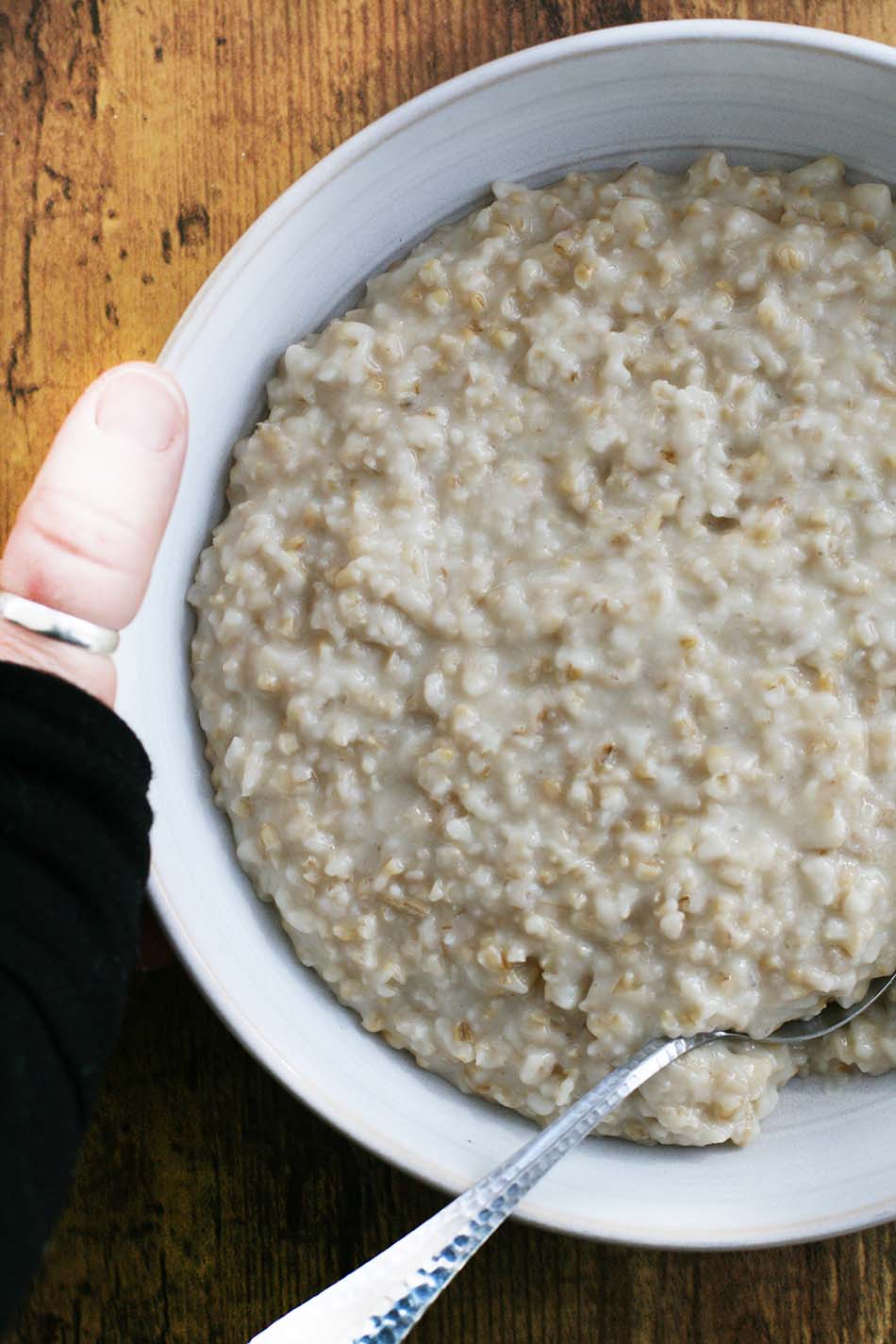 How to make steel cut oats in a slow cooker: The easiest way to make creamy steel cut oats. Cooks overnight.