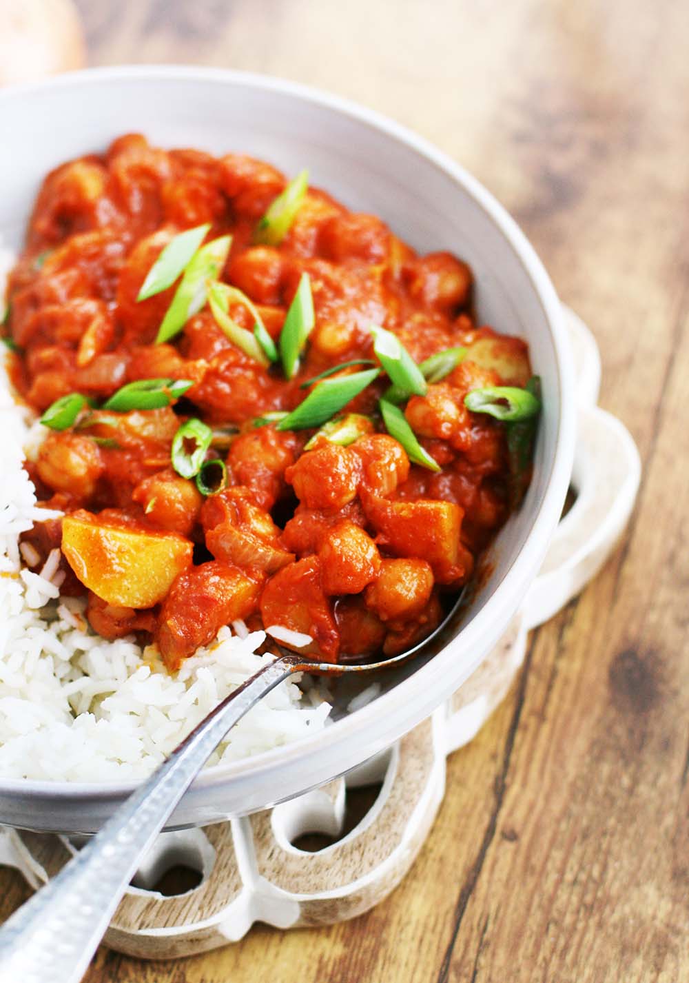 Chickpea and tomato curry: An incredibly cheap recipe made from pantry staples. Less than $5!