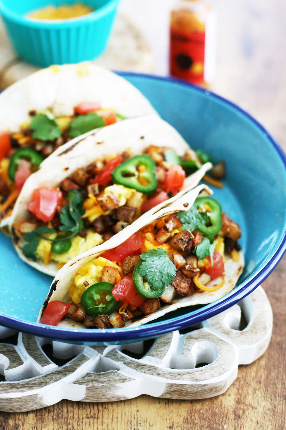 Egg & potato breakfast tacos: Simple and so cheap to make! Click through for recipe.