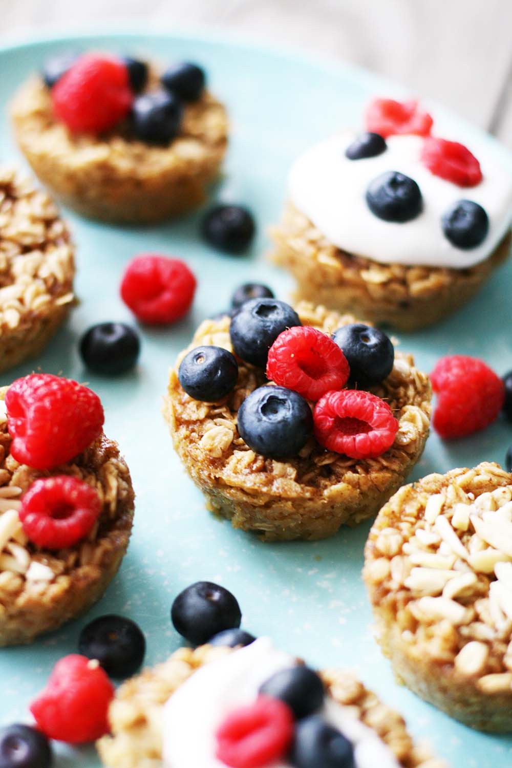 Baked oatmeal cups: Individual baked oatmeal cups can be flavored and topped with a variety of ingredients.