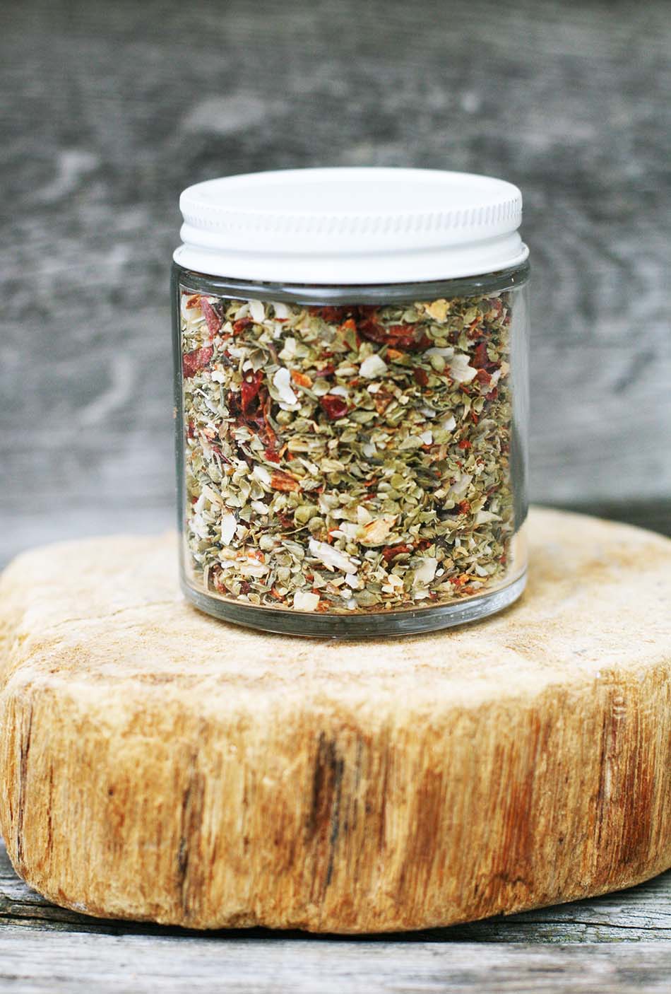 Homemade spice blend for pizza Makes a great gift! Click through for recipe.