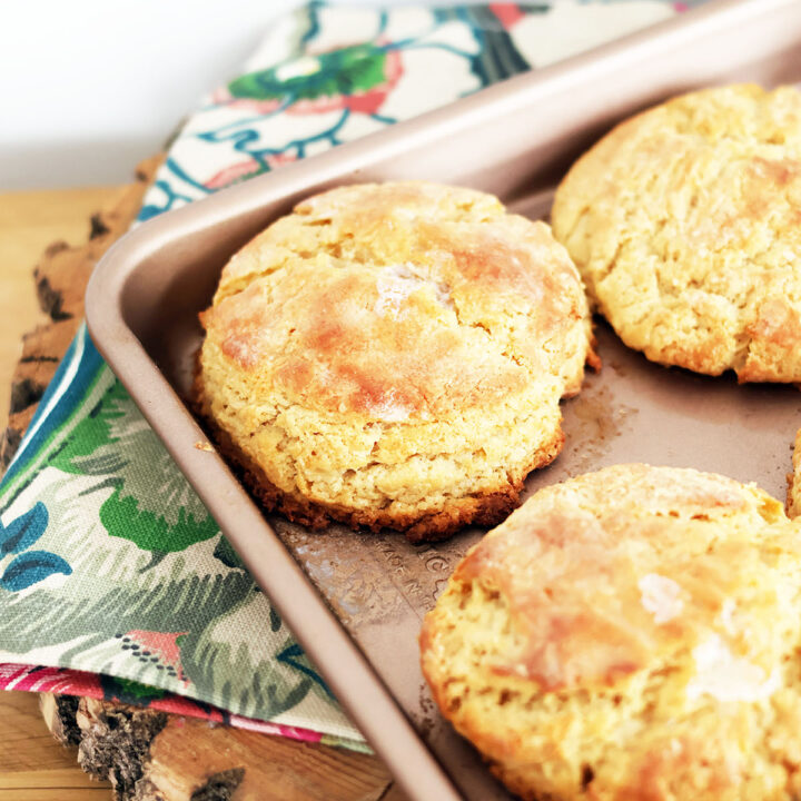 Flaky einkorn buttermilk biscuits: INCREDIBLE, wholesome taste thanks to the einkorn flour. Click through for recipe.