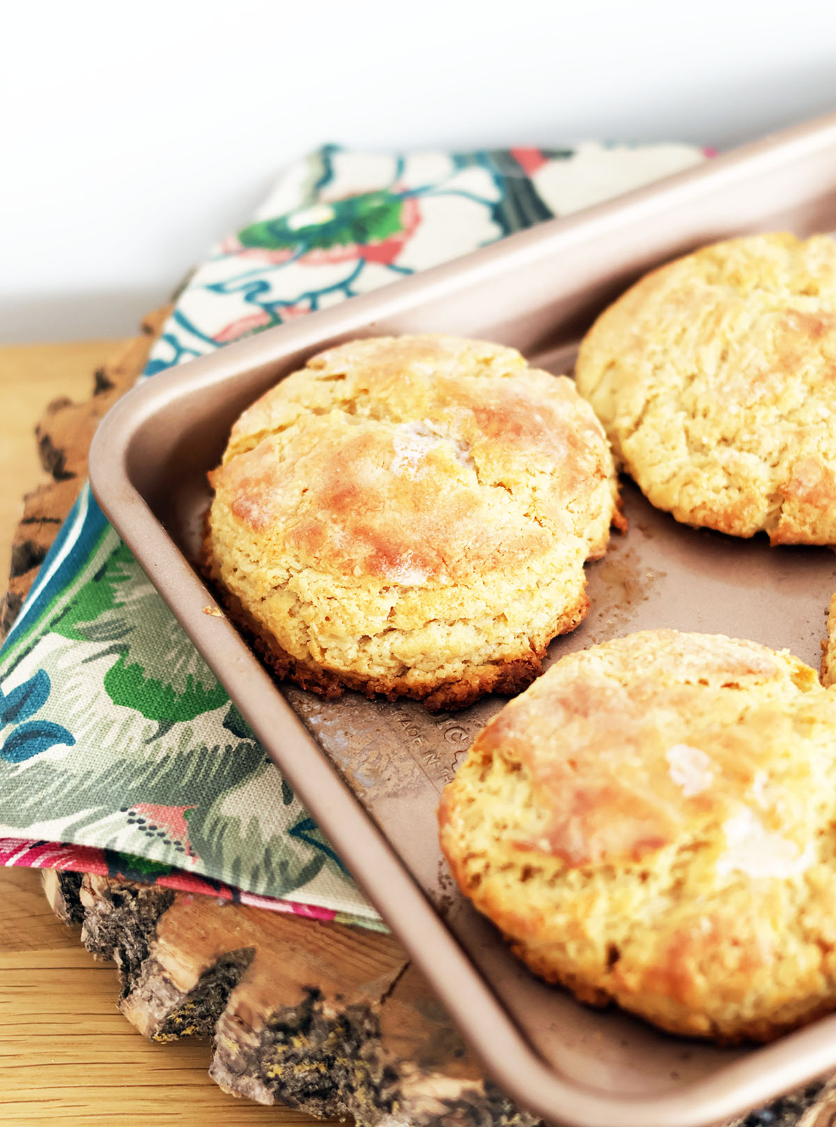 Flaky einkorn buttermilk biscuits: INCREDIBLE, wholesome taste thanks to the einkorn flour. Click through for recipe.